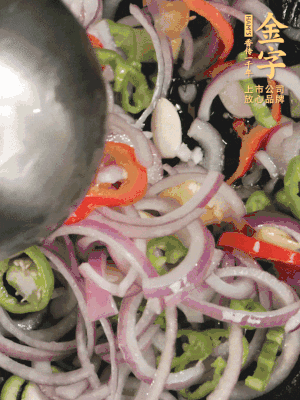 生姜、大蒜、青紅辣椒圈、洋蔥放油鍋煸香。