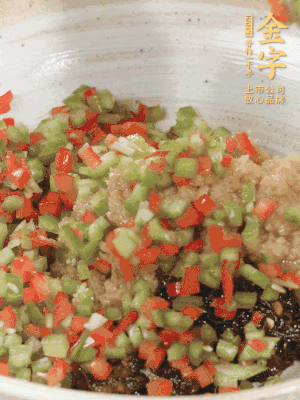 XO醬、蒜蓉醬、青紅椒粒攪拌成醬料。