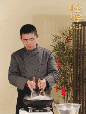 整只土雞冷水下鍋，加蔥姜、料酒焯水，撈出后用溫水清洗干凈。