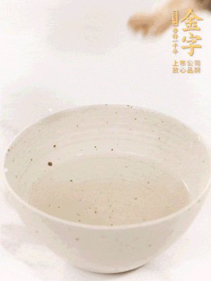 羊肚菌流水洗凈2遍后，溫水泡發(fā)15-20分鐘。