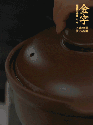 雞、火腿、姜片一起放入砂鍋中，大火轉(zhuǎn)小火燉2小時。