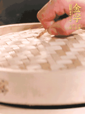 醬鴨半只加姜片、蔥、黃酒上鍋蒸20分鐘。