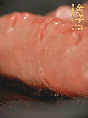 金字烤腸劃花刀，小火慢煎，煎到表皮金黃微焦即可。