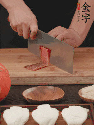 金字火腿上方切薄片。