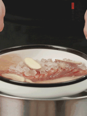 置于盤中，加冰糖100g、黃酒100g、水200g，上鍋蒸20分鐘。