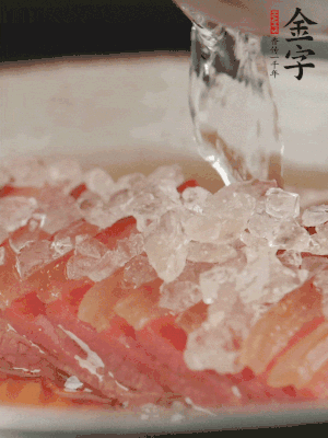 依舊放上冰糖100g、黃酒100g、水200g，鍋中再蒸15分鐘。