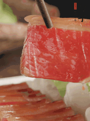 吃的時候，把薄片火腿放入荷葉夾中就可以了。