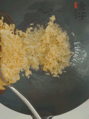 熱油下鍋，邊按壓邊翻炒均勻。