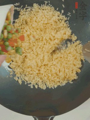 下豌豆粒、胡蘿卜粒、玉米粒。（買現(xiàn)成冷凍的雜菜即可，非常方便）