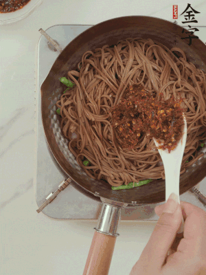 下蕎麥面，淋上少許醬油，加2勺金字火腿大師醬略翻炒即可。