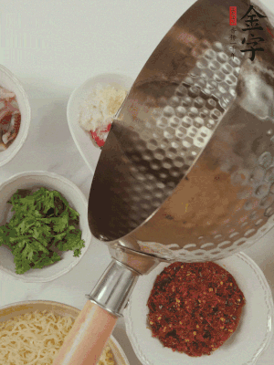 蒜末、小米辣、芝麻淋上熱油。