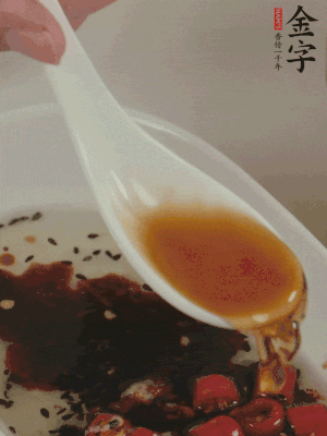 再加2勺生抽、1勺香醋攪拌。