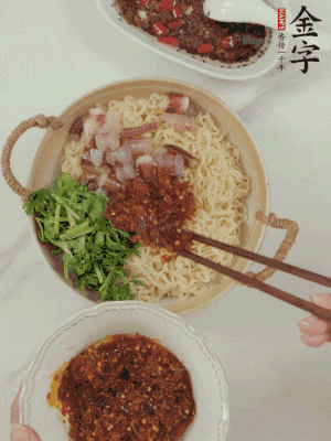 在面上鋪魷魚、香菜、金字火腿大師醬。