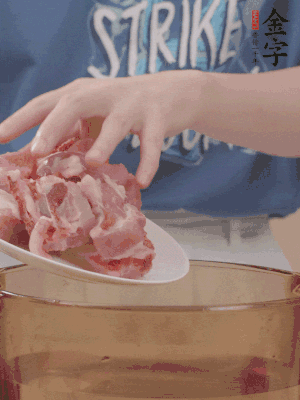排骨剁小塊，加姜片、料酒沸水下鍋焯水。