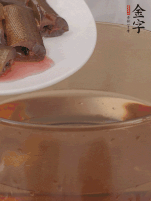 處理干凈的黃鱔段，加姜片、料酒沸水下鍋焯水。撈出用涼水沖洗干凈。