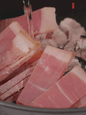 排骨、黃鱔段、金字火腿片放入砂鍋中，加沒過食材的水。