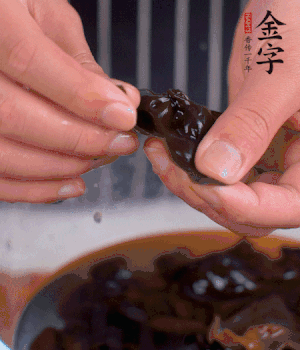 木耳冷水泡發(fā)，處理成小塊。（如果是小木耳就不用切了）