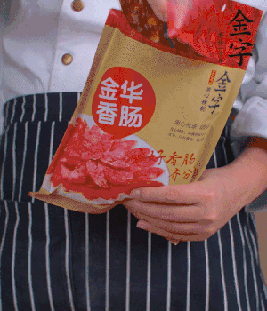 香腸切成斜片，小米辣切成斜片。