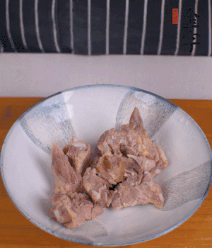 排骨加1勺黃酒、1勺蠔油、1勺玉米淀粉、1/4勺胡椒粉腌制半小時(shí)。