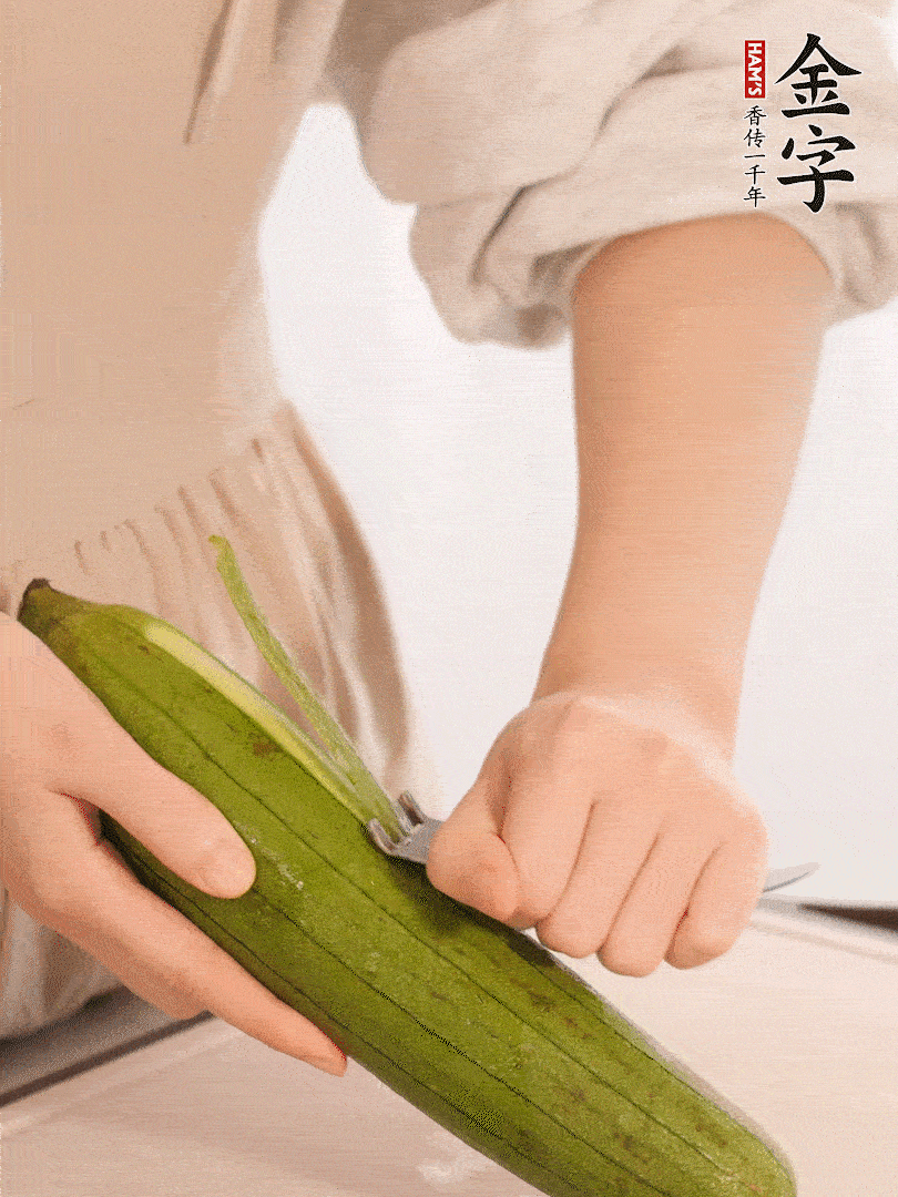 絲瓜去皮切滾刀塊用鹽殺一下水分洗凈。