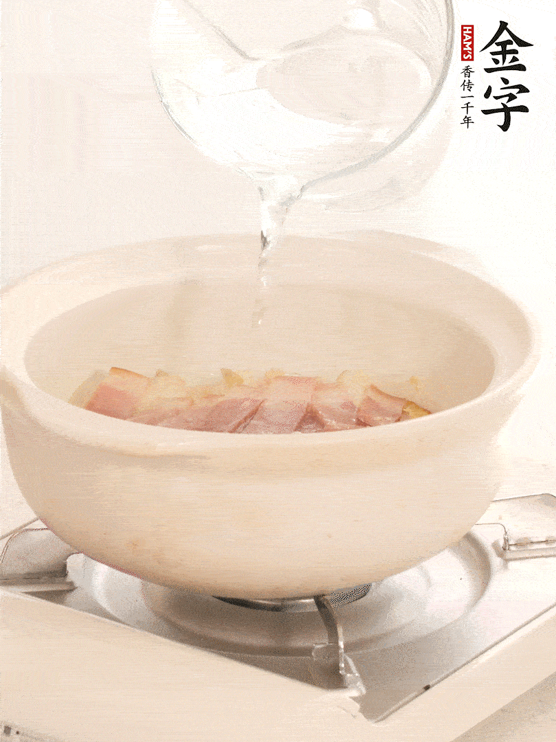 放入火腿片，加開水，再加入豆腐