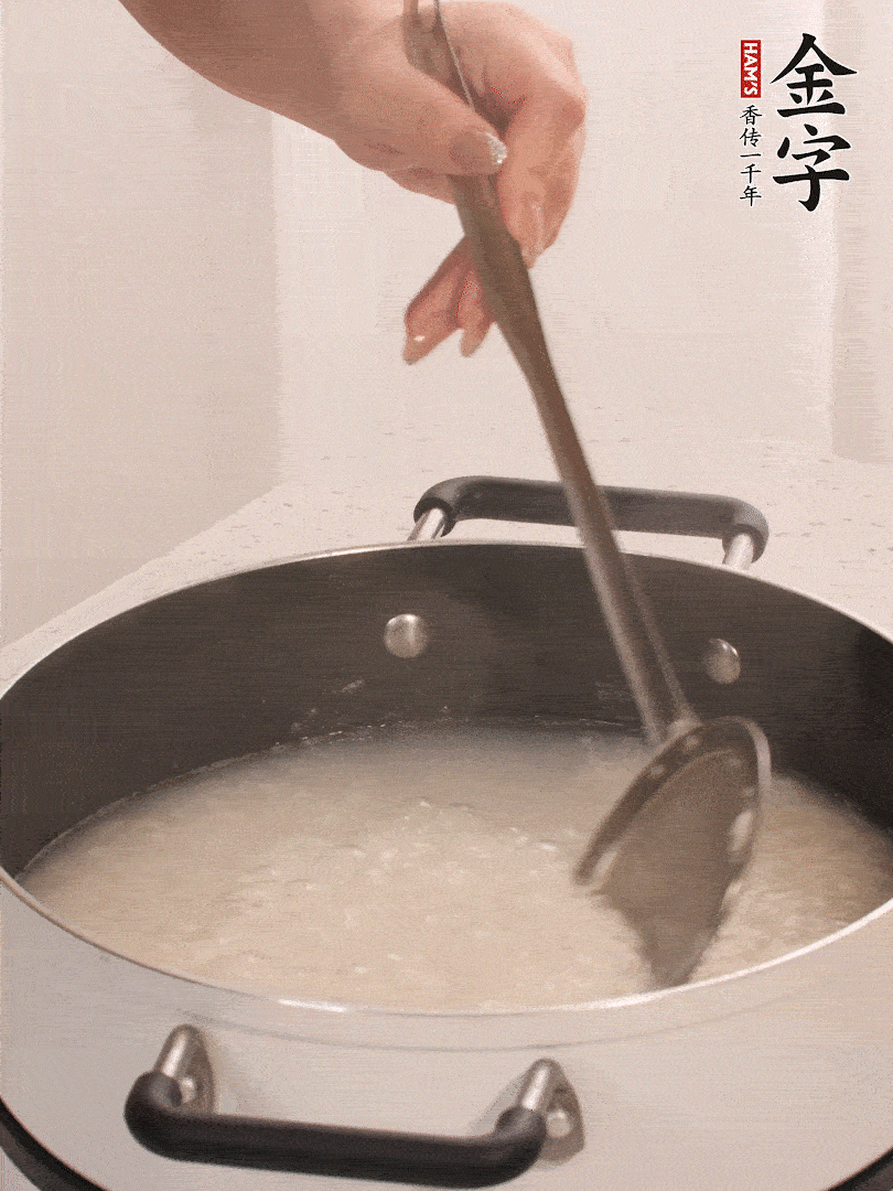 香菇、土豆、胡蘿卜、金字土香腸切小塊。