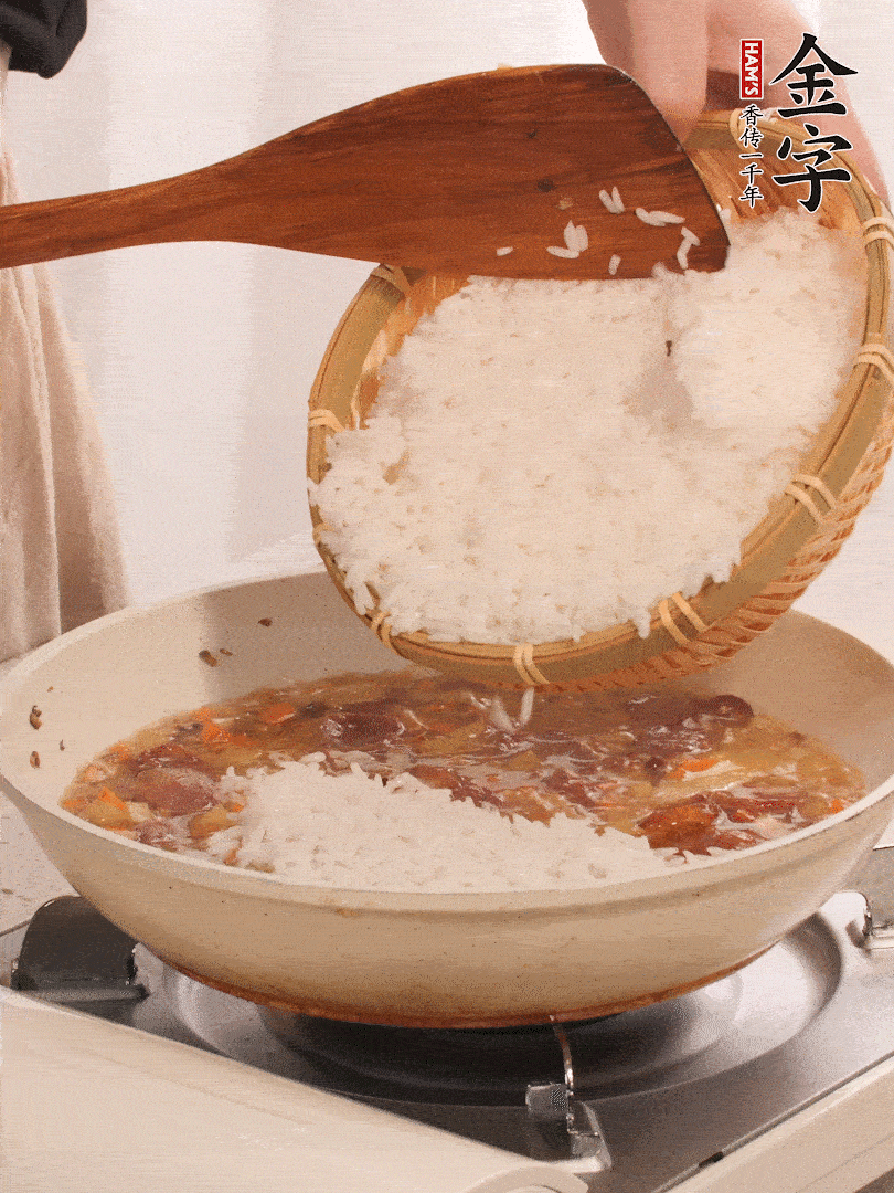 熱鍋燒油，香腸煸出油，加姜片去腥，加土豆、胡蘿卜、香菇翻炒到半熟，隨后加豆角、2小勺鹽、1大勺生抽，煸炒均勻。