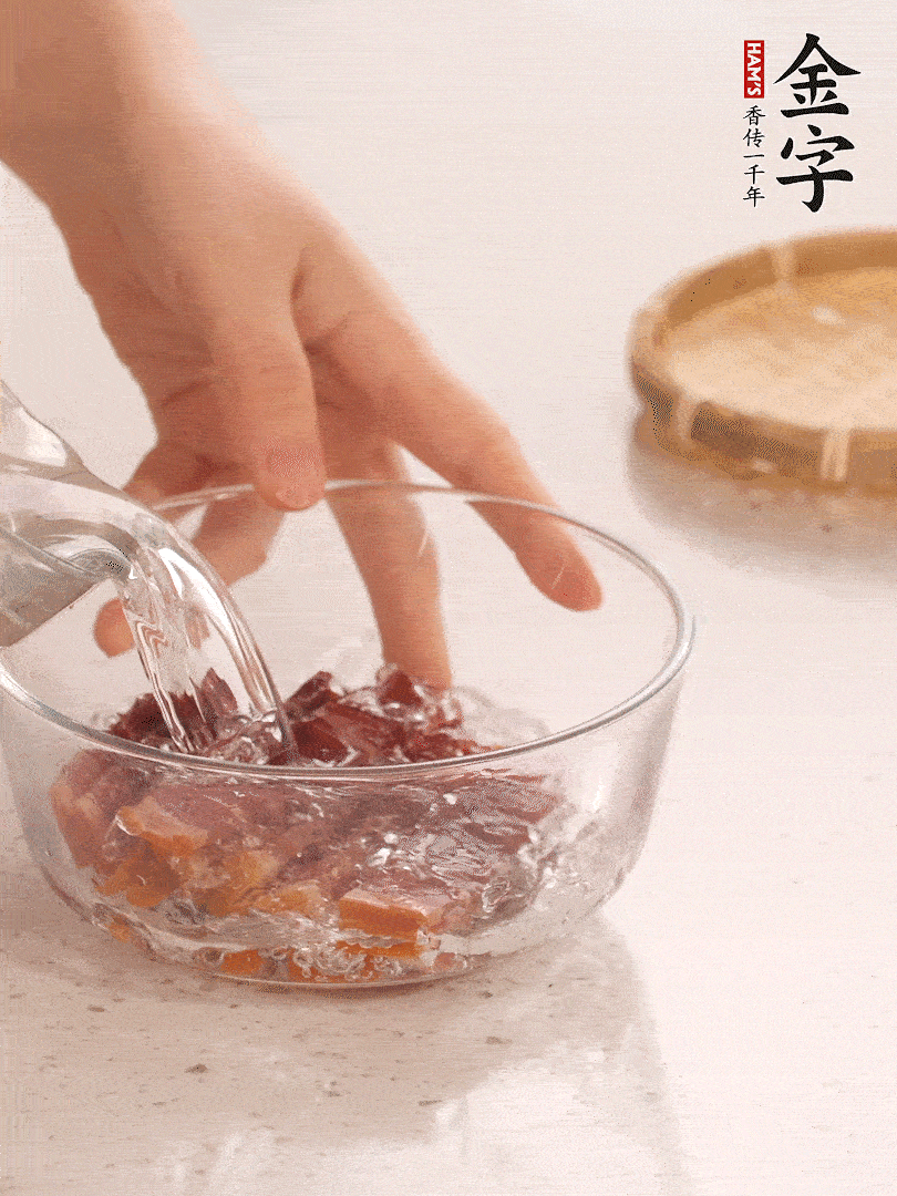 金字火腿切片，溫水泡5分鐘。