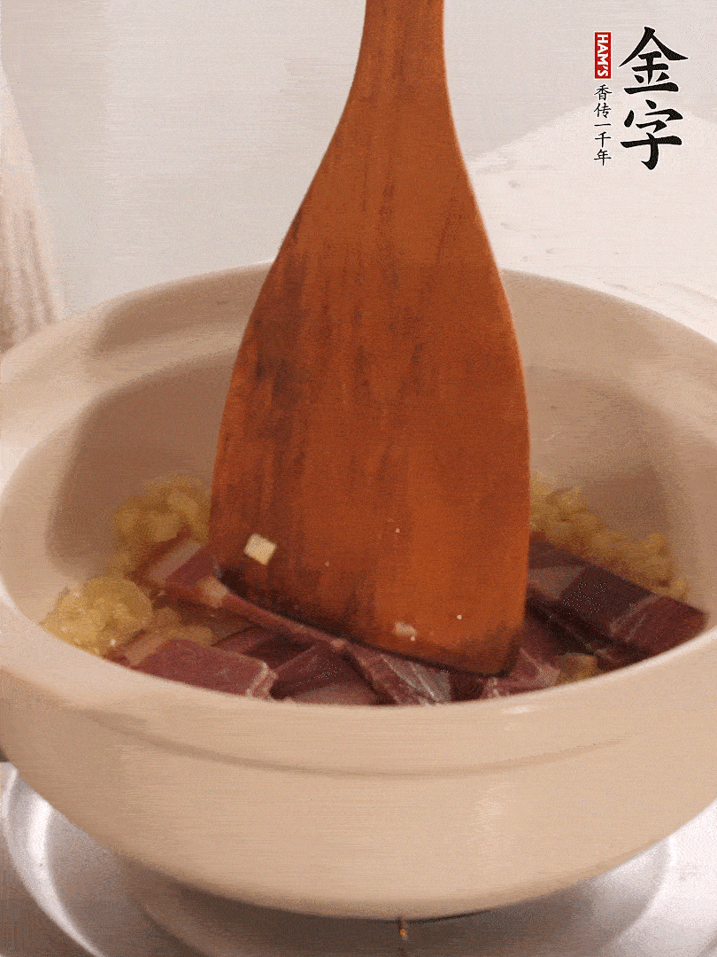 加熱水，加入白菜蓋上蓋子煨煮3分鐘。