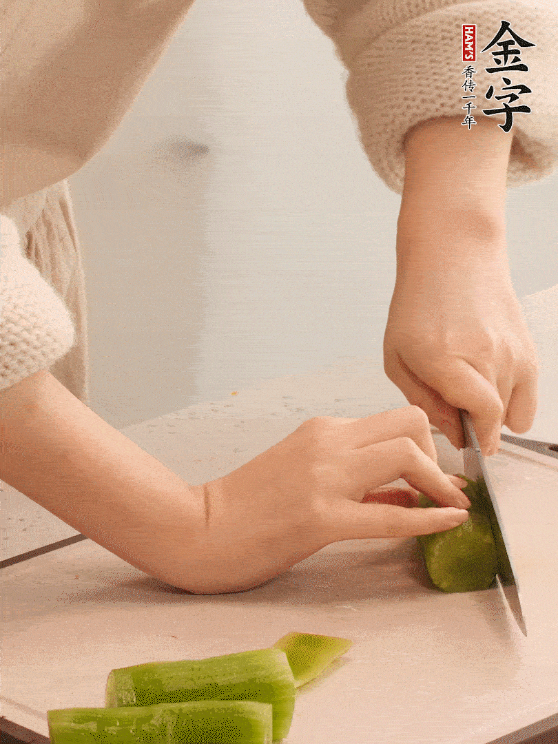 萵筍和白蘿卜用擦絲器擦成細(xì)絲。