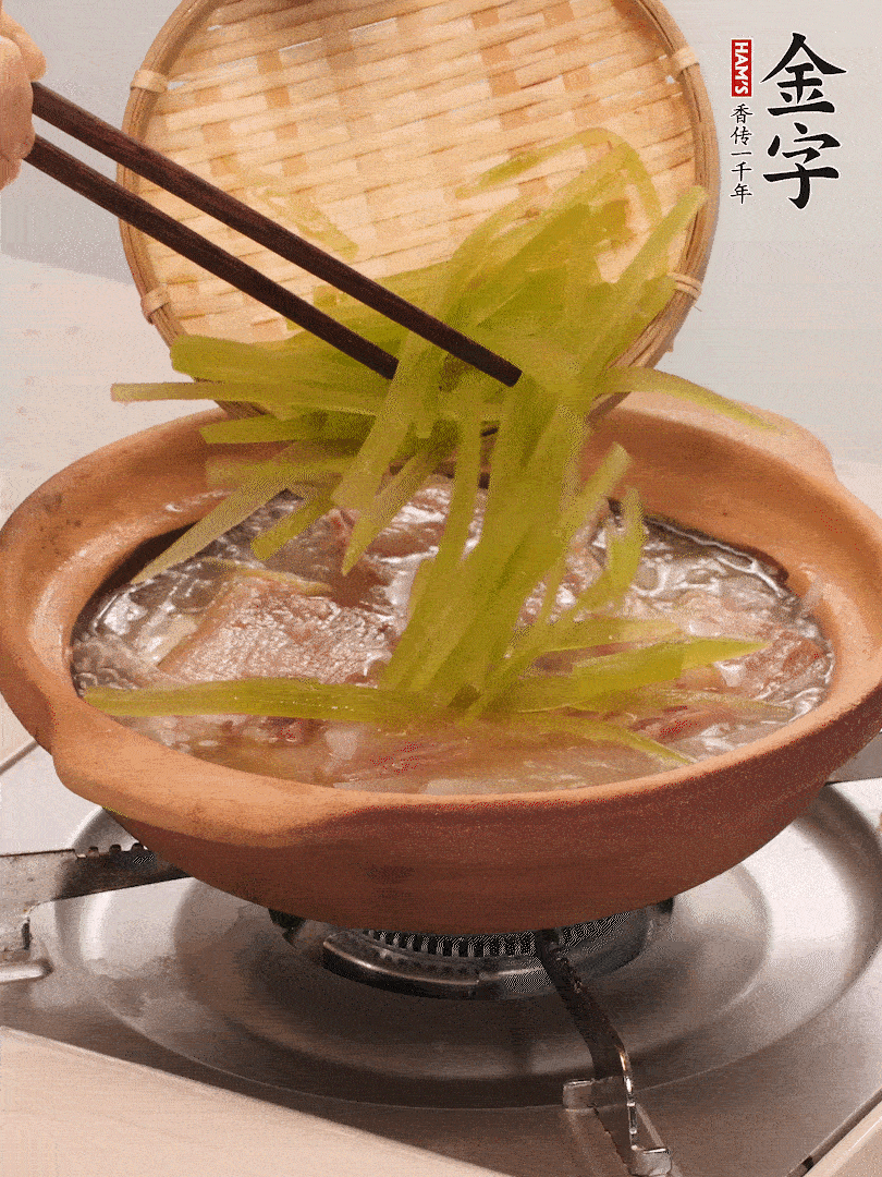 倒入熱水煮開后，轉(zhuǎn)小火燉煮10分鐘，呈奶白色湯底。