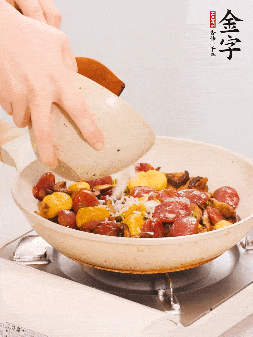 把米淘洗干凈，放入切好的香菇、板栗、毛豆。