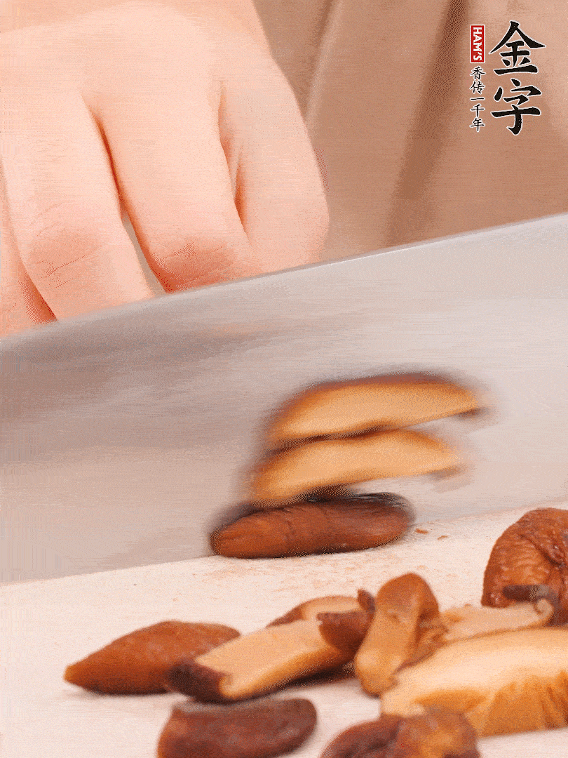 干香菇泡發(fā)，切成小塊。