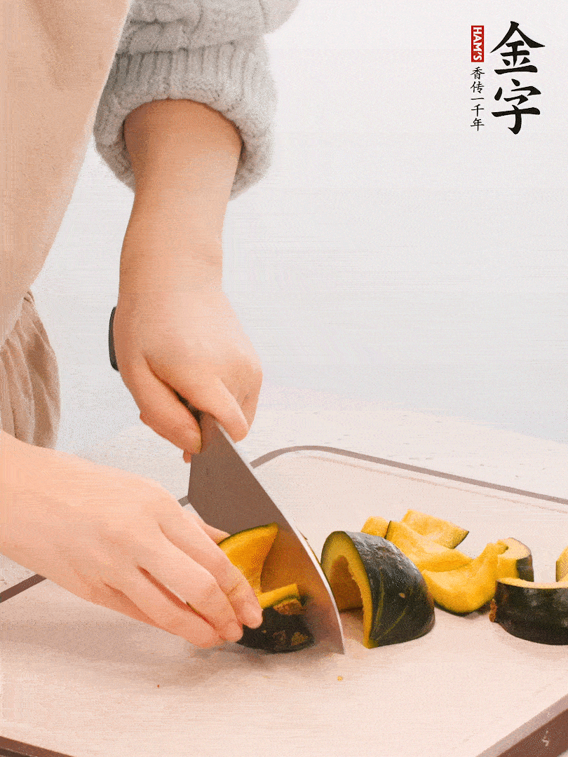 貝貝南瓜切小塊，生姜切成姜絲。