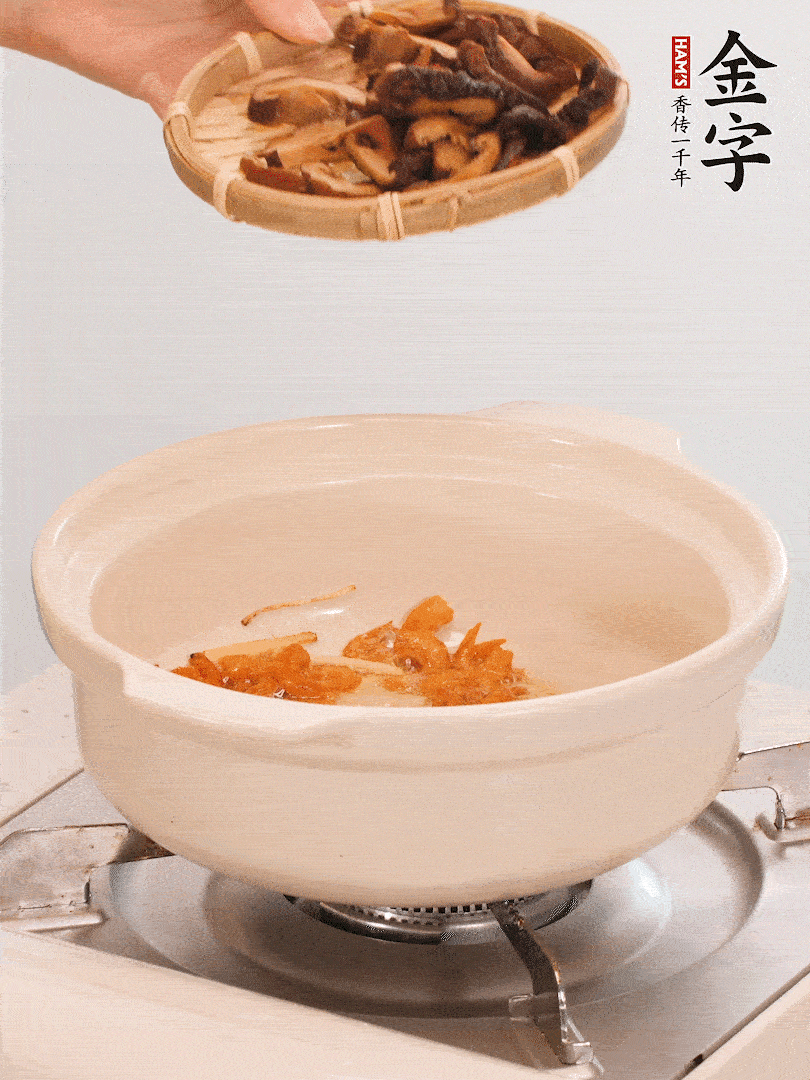 砂鍋倒入少許油，放入姜絲、海米小火煸香；再放入香腸、南瓜、干香菇一起翻炒2分鐘。