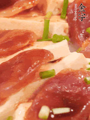 調(diào)一個(gè)醬汁：2勺生抽、1勺蠔油、半勺白糖、1勺淀粉、半碗清水調(diào)成料汁燒開