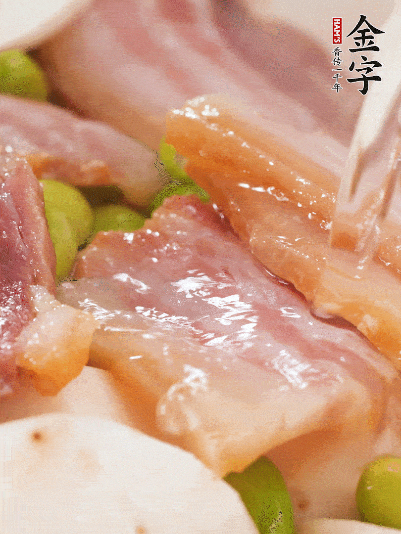 倒入芋艿、熟毛豆，翻炒均勻，加1小碗水煮開