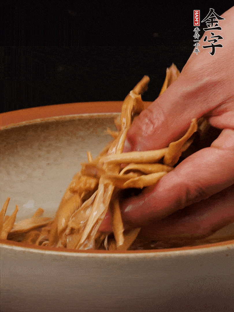 農(nóng)家土筍尖提前泡軟，用刀劃成細(xì)絲，這樣會(huì)更加入味。