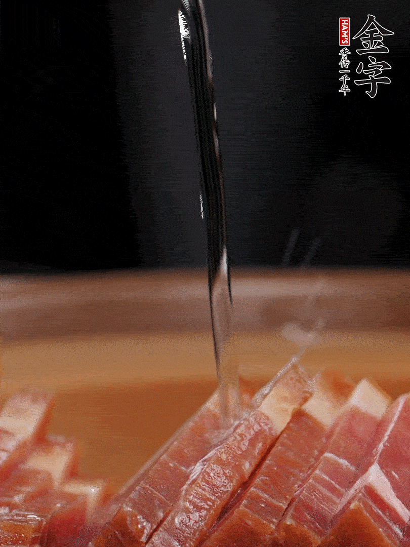 金字火腿切片，放入溫水中泡10分鐘，金字土香腸斜切成片。千張切成細(xì)條。