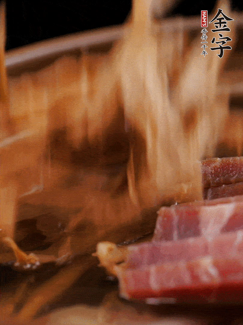 大筒骨、金字火腿、姜片、黃酒一起放入砂鍋，加筍干燉煮40分鐘。（如果家里有高壓鍋，用高壓鍋把高湯壓出來(lái)更鮮濃。）