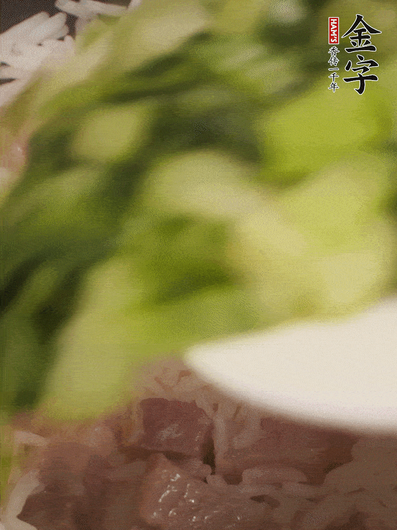 將燜煮好的米飯，倒入炒熟的蔬菜中，翻炒均勻鍆繼續(xù)燜煮5分鐘