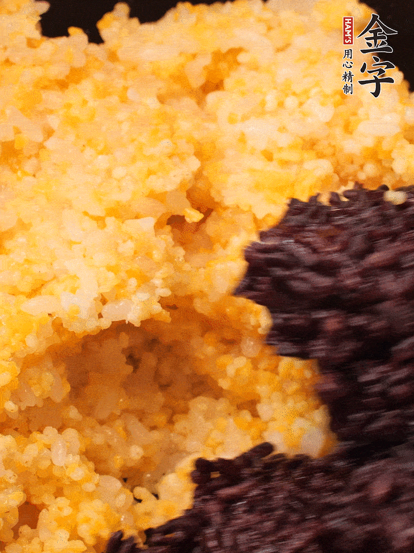 混合小米、紫米煮熟，加豬油攪拌均勻（紫米分開煮在攪拌）