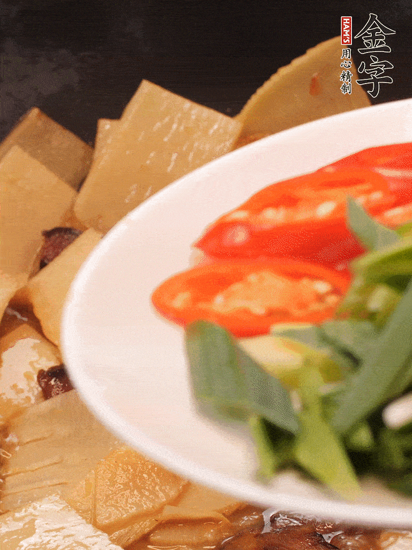 少許料酒增香，下蒜白、青紅辣椒略微翻炒