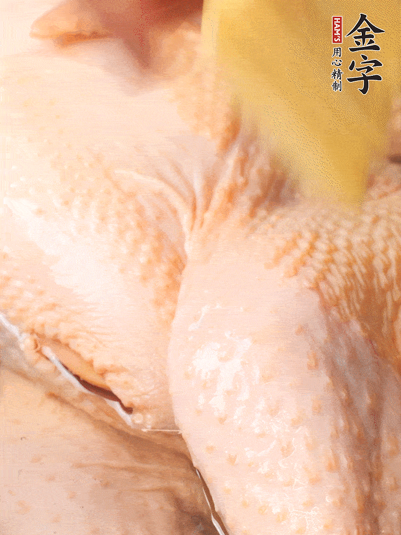 老母雞去頭去尾，斬去雞爪。冷水入鍋，加料酒、蔥姜焯水，煮出浮沫后撈出，用清水洗凈