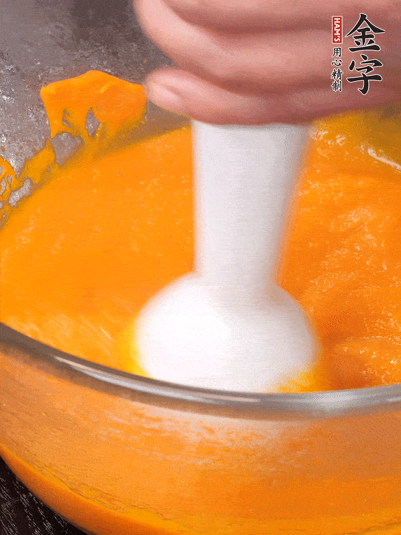 300g南瓜，去皮去瓤切滾刀塊，大火蒸8分鐘，料理機(jī)打成泥，篩網(wǎng)過篩成泥