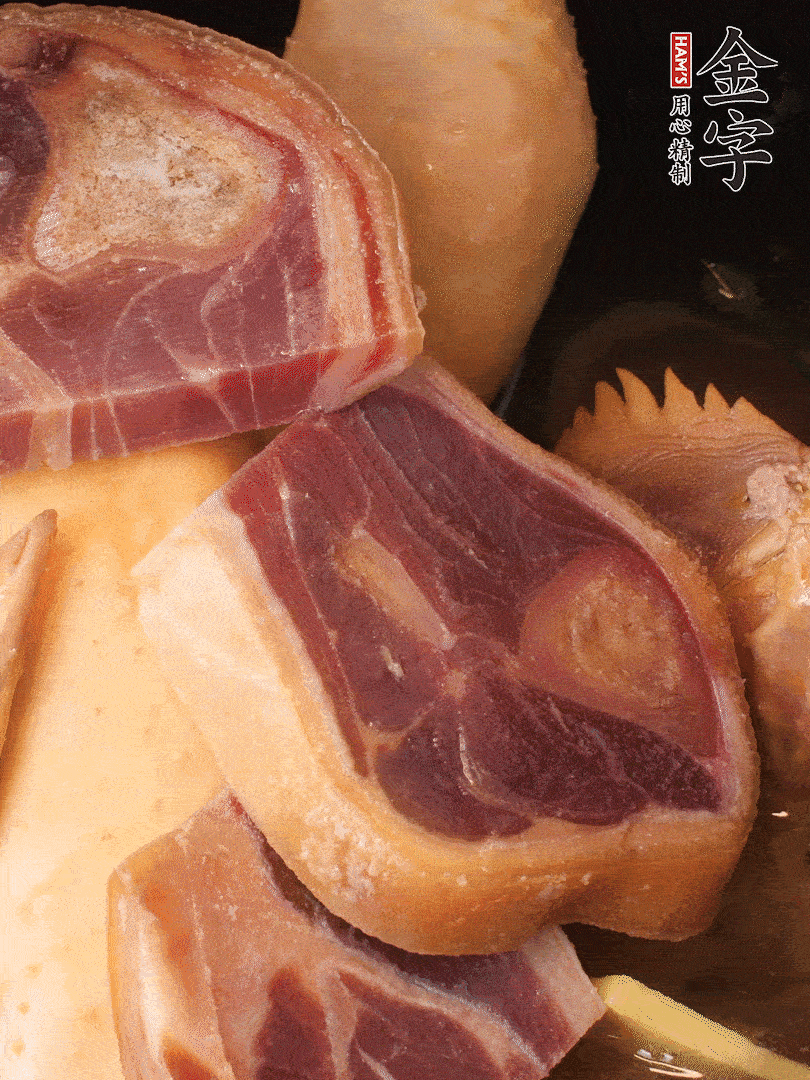 火踵、老母雞加蔥、姜、料酒、清水，大火燒開后轉(zhuǎn)小火，燉1小時