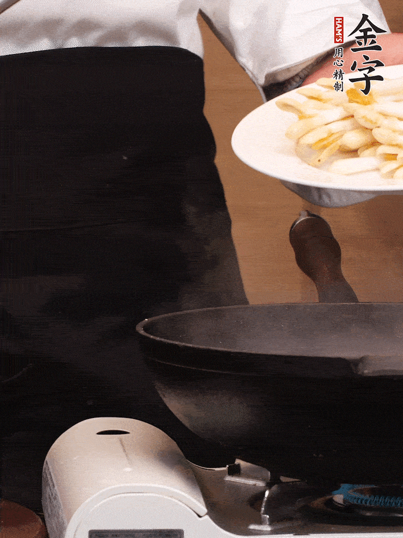 鍋中少許油，下花生芽