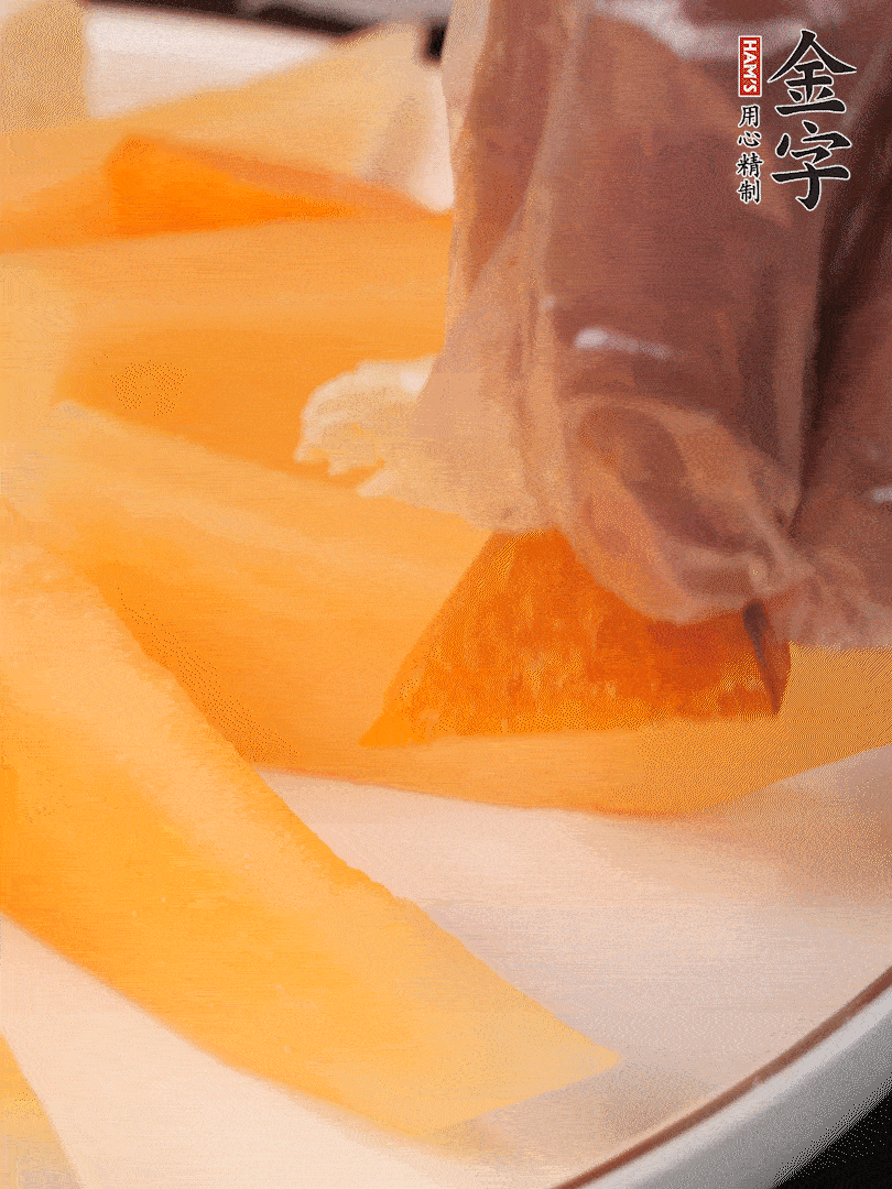 刀用火烤一下，切開奶酪