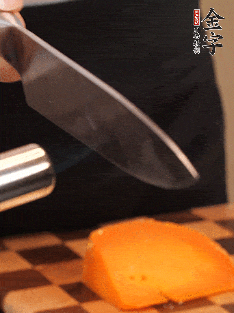 間隔擺上哈密瓜、奶酪、迷迭香、核桃仁