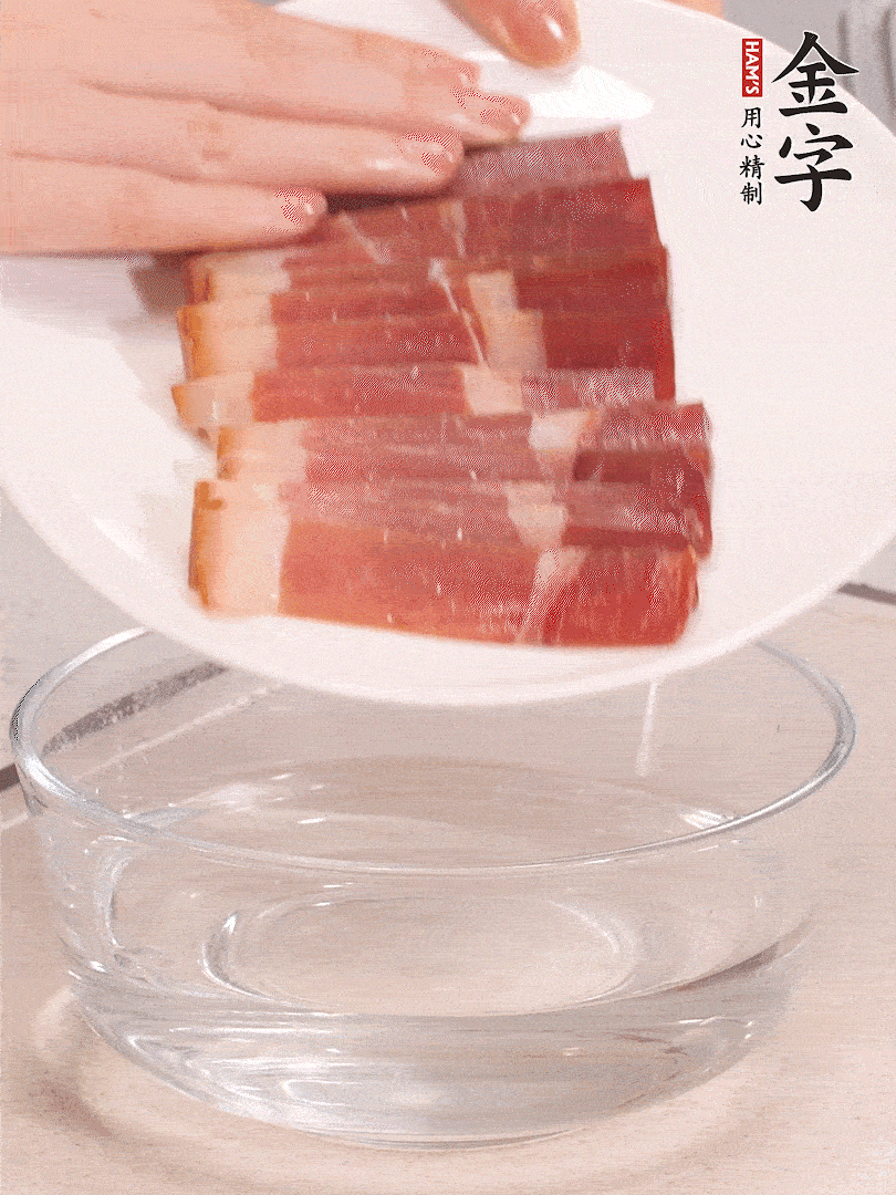 鴨腿冷水下鍋，加姜片、料酒焯水